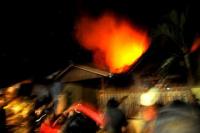Lagi Sholat Tarawih, Rumah Polisi Dibakar Orang Tak Dikenal