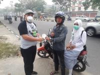 PWI Peduli Bagikan 2.000 Masker ke Pengendara Bermotor