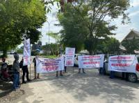 Bentangkan Spanduk, GPMPK Desak Gubernur Riau Pecat Eki Khadafi