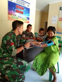 Prajurit TNI Bantu Layani Kesehatan Masyarakat Kampar