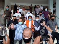 Pakai Baju Tahanan Orange, Sekdaprov Yan Prana Keluar Dari Kejati Riau