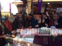 Bakat menyanyi Momo Geisha turun dari Sang Ayah