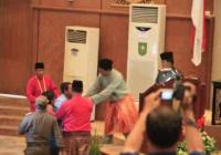 Heboh ! Tiga Mahasiswa Hadiahkan Gubernur Riau Sebuah Al Quran
