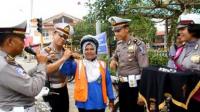 Usai ditegur, pelanggar lalu lintas di Rohul diberi helm dan batu akik