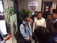 Dua orang mahasiswa berteriak saat Firdaus MT membaca pidato sambutan