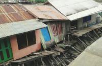 Bermukim di pinggir Sungai, tiga rumah di Inhil diterjang longsor