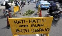 Ditengah kota Pasir Pengaraian, 2 lobang besar menganga dijalan