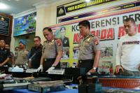 Polda Riau berikan penghargaan anggota tertembak saat grebek gembong narkoba