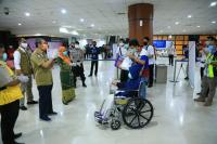 Gubernur Riau Jemput Sri Rahayu Pengidap Penyakit Kanker GanasÂ di Kepala 