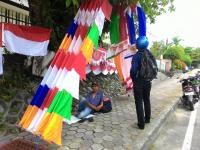 Satpol PP Larang Jual Bendera di Atas Trotoar Jalan