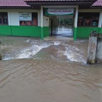 Ratusan Siswa Libur Akibat Banjir di Inhu