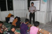 Polisi Revolusi Mental Riau, Bripka Suheri Sitorus setia ajari warga di Rohul baca tulis