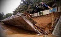 Hati-hati! Turap di Alahair Timur Runtuh Sepanjang 10 Meter