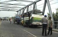 Braak!!! Melaju kencang, mini bus Indah Travel tabrak jembatan di Rohul