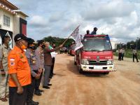 Polisi Guyur Selatpanjang Dengan Disinfektan
