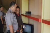 Pake tangga, Maling gondol 5 unit TV dari Toko Elektronik di Rohul