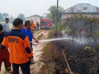 Di Bukitraya Lahan Terbakar, Ketua Sementara DPRD Pekanbaru Turun Padamkan Api