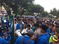 Sampaikan tuntutan, mahasiswa Islam Riau desak bertemu Kapolda Riau