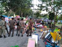 Satpol PP Pekanbaru & Dinas PUPR Melunak Saat PKL Liar Kuasai RTH Kaca Mayang