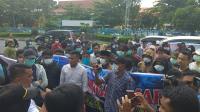 Tuding Bea Cukai Lemah, AMPUH Buang Bangkai Tikus Depan DPRD Pekanbaru