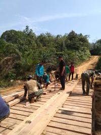 TNI-Masyarakat Bangun Jembatan Bersama di Desa Balung