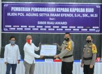 Inovatif & Berani, Kapolda Riau terima Penghargaan