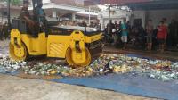 Ribuan Botol Miras dan Rokok Ilegal Dimusnahkan Kejari Pekanbaru