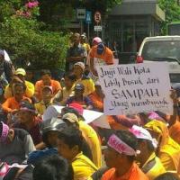 THR tak cair, petugas kebersihan permalukan Firdaus MT di kantor Wali Kota