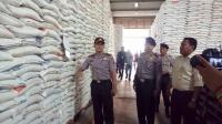 Cek barang kadaluarsa, Toserba mama dan gudang Bulog di sidak Polresta Pekanbaru
