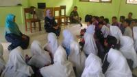 Miris! 260 murid SMAN 2 Tambang Kampar belajar di lantai, Ade H: Ibu sudah telepon Kadisdik
