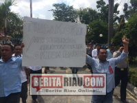 Tuding oknum Brimob Polri lindungi taxi online, taxi konvesional datangi DPRD Pekanbaru