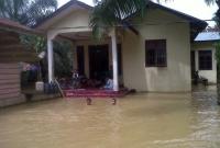 Terendam Banjir, Warga terpaksa Masak di luar rumah
