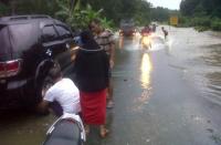 Banjir Rendam Jalan Lintas Antar Kabupaten Rohul - Bengkalis