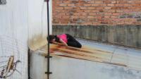 Digerebek BNN, Maya Nekat Tiduran di Atap Rumah