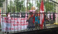 Ups! Tuding takut usut Jefry Noer, warga jemur kutang di Kejati Riau