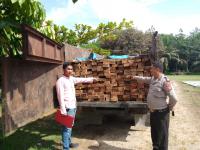 Truk Bermuatan Kayu Ilegal Ditangkap Di Pelalawan