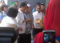 Disambut Gerimis, Jokowi tak mau pakai Payung tiba di Pekanbaru
