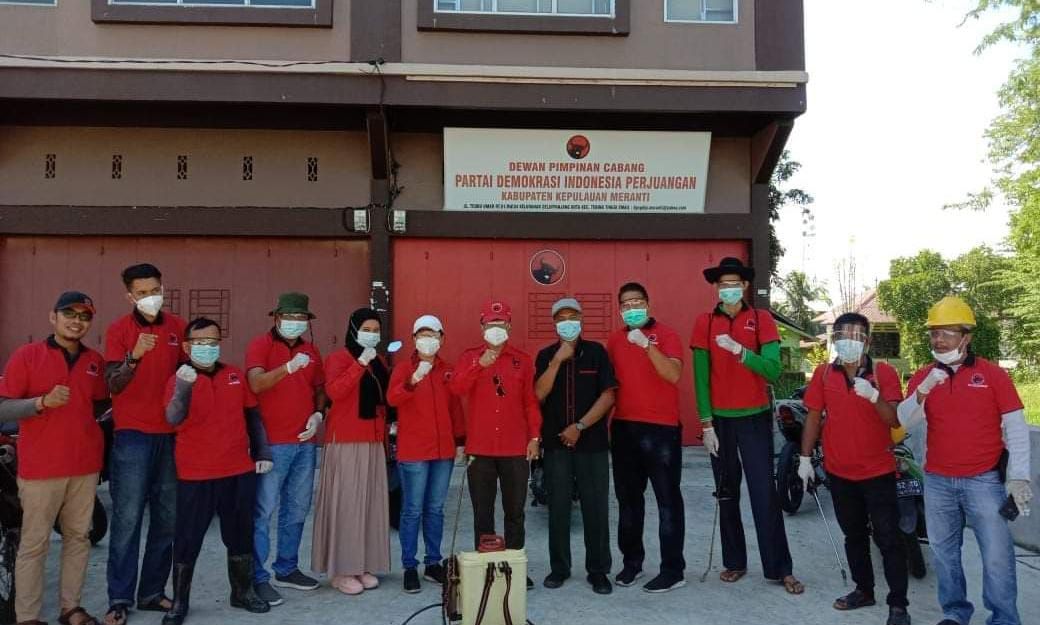 Wabup Meranti Bersama Kader & Pengurus DPC PDI-P Meranti Turun Ke Jalan Semprot Desinfektan