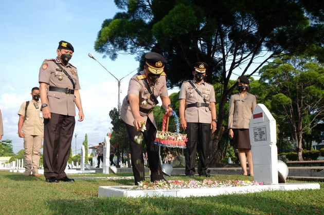 Sambut Hari Bhayangkara ke-75, Kapolda Pimpin Ziarah dan Tabur Bunga Di TMP Kusuma Dharma