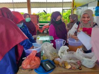 Dosen Unilak ini latih warga produksi Hand Sanitizer dari Limbah Kulit Buah