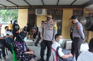 Kapolresta Pekanbaru Kunjungi Pelaksanaan Vaksinasi di Polsek Lima Puluh