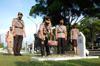 Sambut Hari Bhayangkara ke-75, Kapolda Pimpin Ziarah dan Tabur Bunga Di TMP Kusuma Dharma