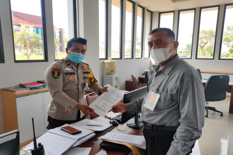 Datangi Polda, Warga Minta Kadesnya Ditangkap