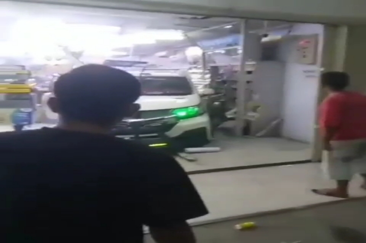 Xenia Tabrak Mundur Motor dan Pintu Indomaret