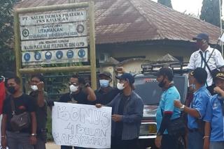 Bonus tak dibayar, Karyawan PT Salim Ivomas Pratama unjukrasa