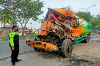 Tabrak Truk, Mobil Pengangkut CPO Rusak Berat