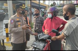 Petugas PPKM Evakuasi Ibu Hamil