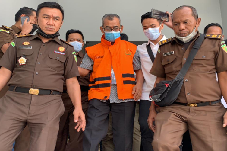 Mantan Bupati Kuansing Pakai Rompi Orange