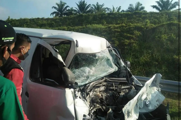 Supir Tewas Penumpangnya Patah Kaki