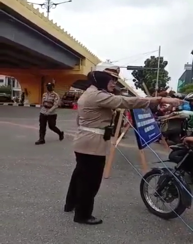 Viral! Bhabinkamtibmas Ditegur Perwira Polantas Protes Penyekatan PPKM